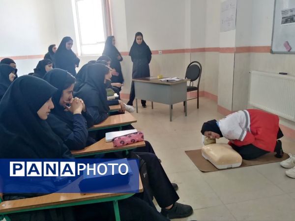 گرامیداشت هفته پدافند غیر عامل در دبیرستان نمونه دولتی برکت خاتم