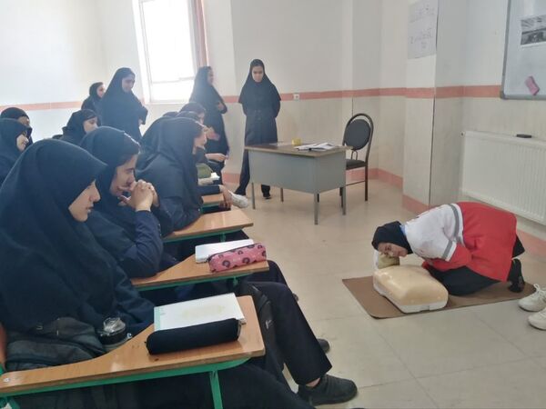 گرامیداشت هفته پدافند غیر عامل در دبیرستان نمونه دولتی برکت خاتم