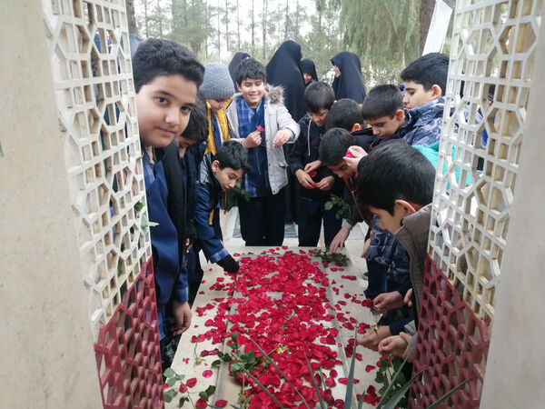 غبارروبی مزار دانش‌آموز شهید «حیدر رضایی» در قم