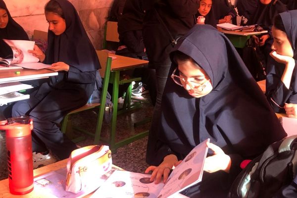 گرامیداشت دانش‌آموزان جنگ ۱۲ روزه با اهدای کتاب «از ایرانمان دفاع می‌کنیم»