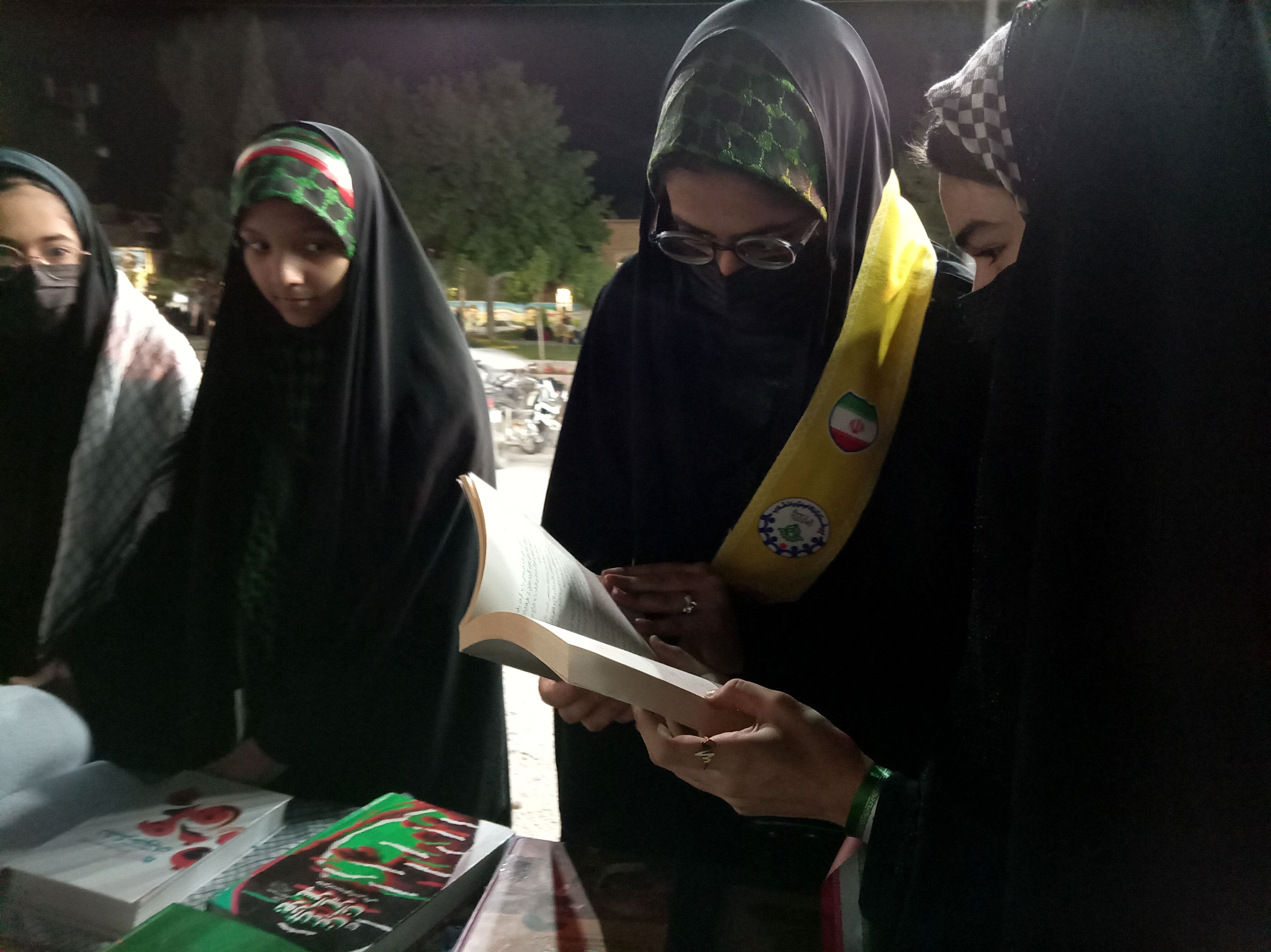 برپایی غرفه کتابخوانی در شهرستان خلیل آباد