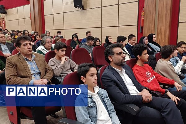 تقدیر از دانش‌آموزان دبیرستان هیات امنایی البرز در اردوگاه استانی شهید محمد منتظری شهریار 