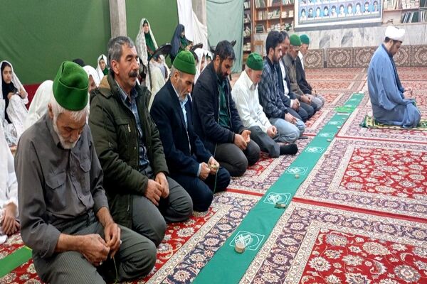 اقامه نماز جماعت باحضور معتکفین در مسجد جامع شهر بار نیشابور 