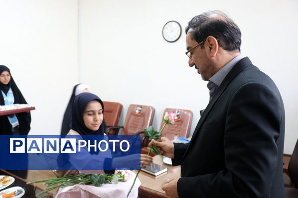 سپاس معلم در اداره آموزش و پرورش خراسان رضوی توسط دختران پیشتاز