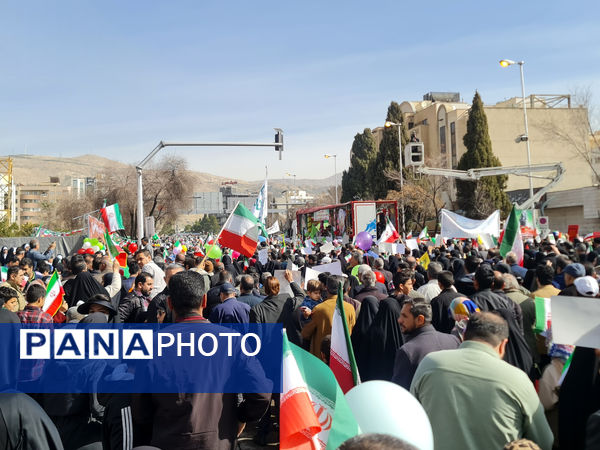 جلوه‌ای از وحدت و همدلی در راهپیمایی ۲۲ بهمن