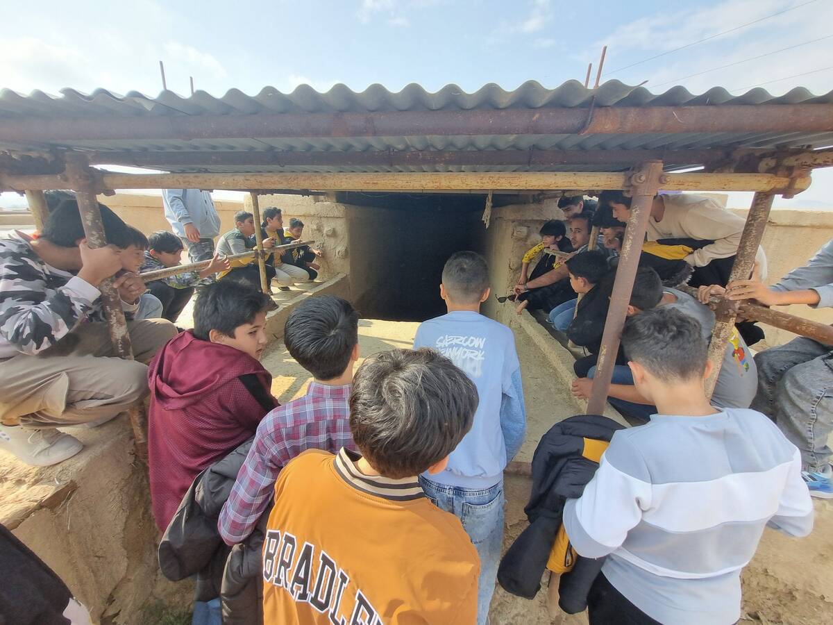 بازدید دانش‌آموزان دبیرستان نمونه دولتی پژوهش آشخانه از محوطه تاریخی ریوی