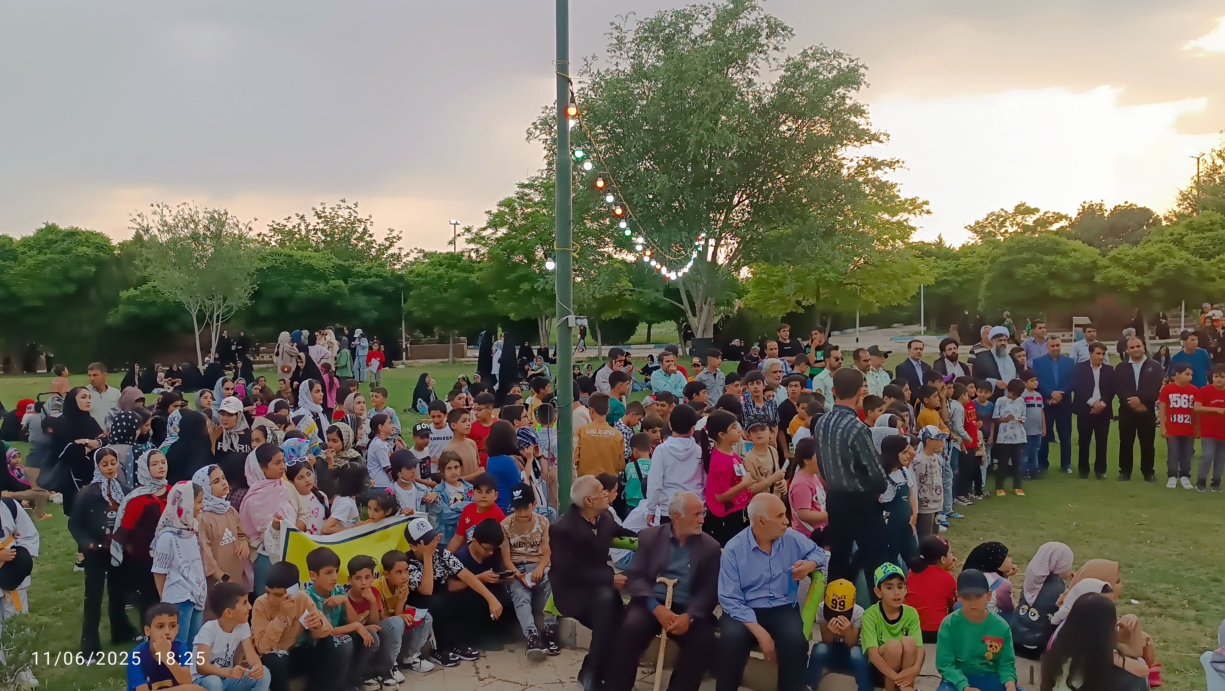 پیاده‌روی خانوادگی دهه ولایت در دمق، شور و جایزه هدیه آورد.