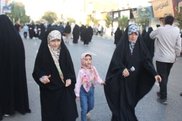 جلوه‌های حماسی از حضور نوجوانان قمی در مراسم تشییع شهدا 