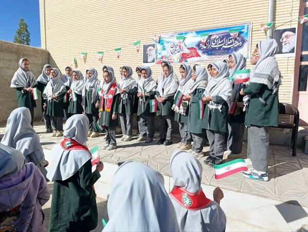 طنین زنگ انقلاب دردبستان خدیجه کبری ابرکوه  