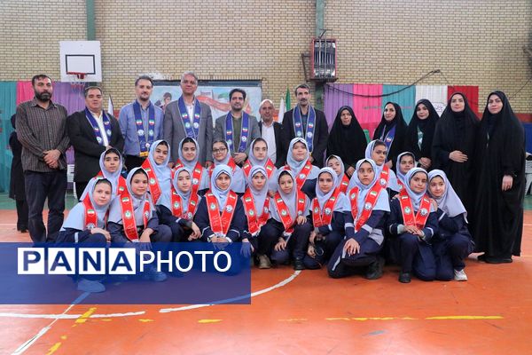 بهارستان دو صحنه همفکری، همدلی و همکاری پیشتازان در همایش یاوران انقلاب