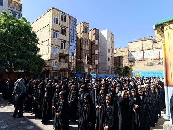 نواختن زنگ سپاس معلم در دبیرستان و دبستان میرزا جعفر سروقد