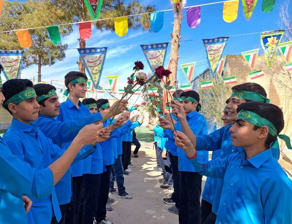 جشنِ تکلیفِ «به وقتِ میهن خدایی» دانش آموزان اشکذری همراه دستبوسی مادر