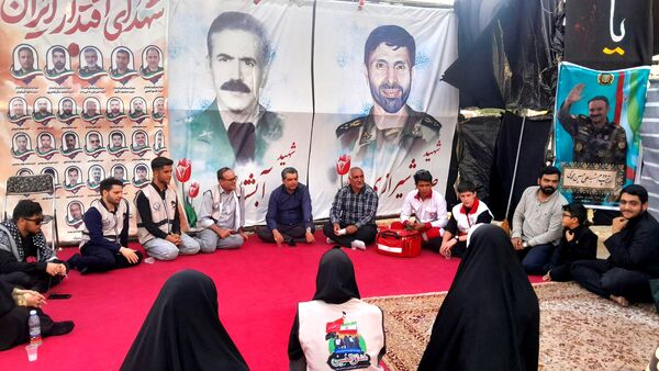 دانش‌آموزان در موکب دانش‌آموزی عشاق‌الحسین از زائرین کربلای معلی پذیرایی کردند