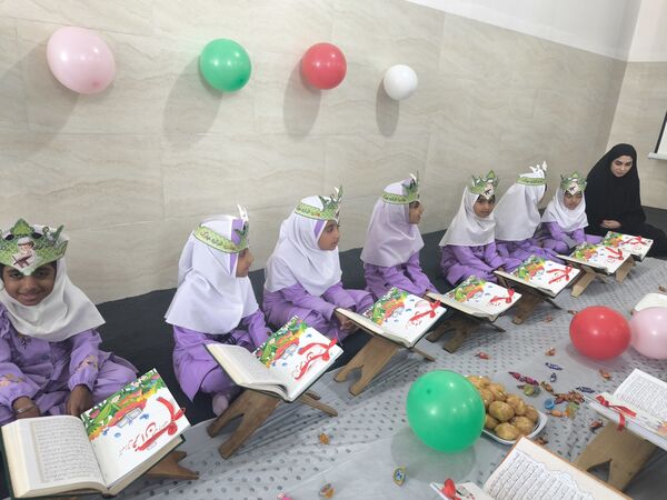 جشن قرآن کلاس اولی‌ها در دبستان شهید بهشتی قلعه‌گنج