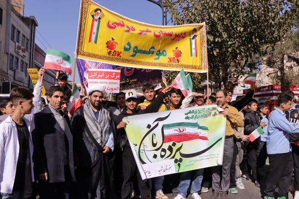حضور پرشور دانش‌آموزان و مسئولین در راهپیمایی ۱۳ آبان در ناحیه یک بهارستان