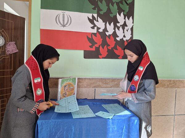 نواختن  زنگ دلنوشته برای حاج قاسم،در آموزشگاه مریم سنگان