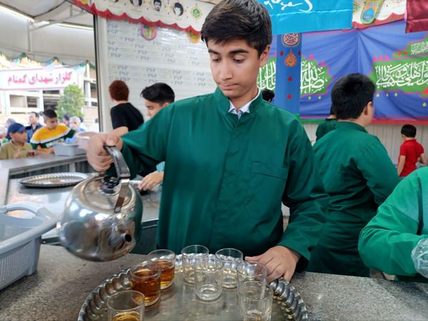گوشه‌ای از راهپیمایی غدیر خونین در مشهد مقدس