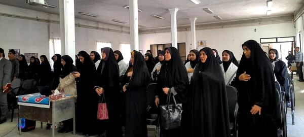 مراسم تجلیل از دانش‌آموزان برتر جشنواره فرهنگی هنری امید فردا در دبیرستان فاطمه الزهرا شهرستان اسدآباد 