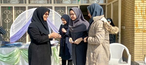 تقدیر از دانش‌آموزان برتر دبیرستان دخترانه ۱۳ آبان