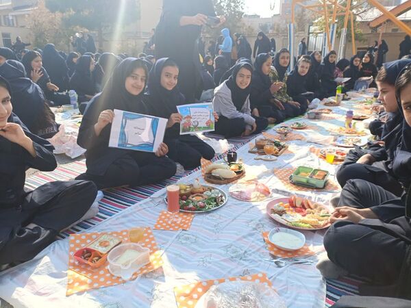 جشنواره صبحانه سالم در دبیرستان علی افشارنژاد ناحیه۶ مشهد