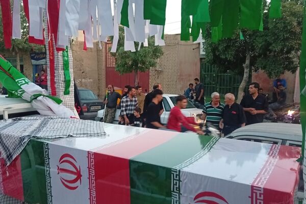 به تصویر کشیدن حماسه تشییع نمادین رهبر شهید در شهر میلاجرد