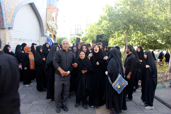 جلوه‌های حماسی از حضور نوجوانان قمی در مراسم تشییع شهدا 