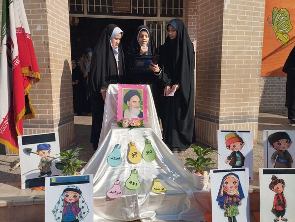 نواختن زنگ انقلاب در مدرسه انقلاب اسلامی ناحیه پنج 
