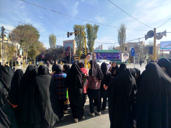حضور پرشور دانش‌آموزان دبیرستان هیئت امنایی معراج اردبیل در راهپیمایی روز ۱۳ آبان ماه
