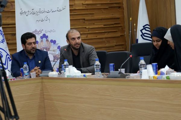 نشست خبری مدیرکل نوسازی مدارس استان اصفهان با دانش آموز خبرنگاران پانا
