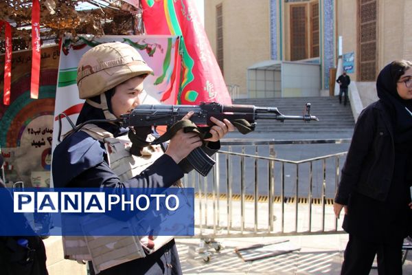 نمایشگاه هفته دفاع مقدس لاله‌های روشن در تبریز 