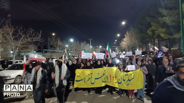 حضور مردم یاسوج در هفتمین شب درگذشت شهید آیت الله سید علی خامنه‌ای