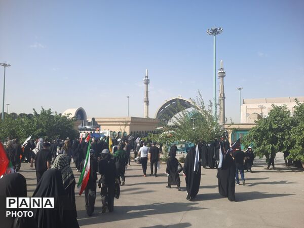 اولین روز وداع با شکوه با رهبر شهید و خانواده بزرگوارشان 