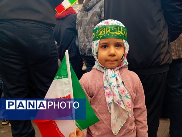 جلوه‌هایی از حضور پرشور دهه نودی‌ها در راهپیمایی ۲۲ بهمن در یزد