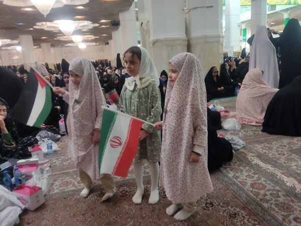 اجتماع دختران دانشجو در حرم مطهر حضرت معصومه (س) به مناسبت روز دختر  