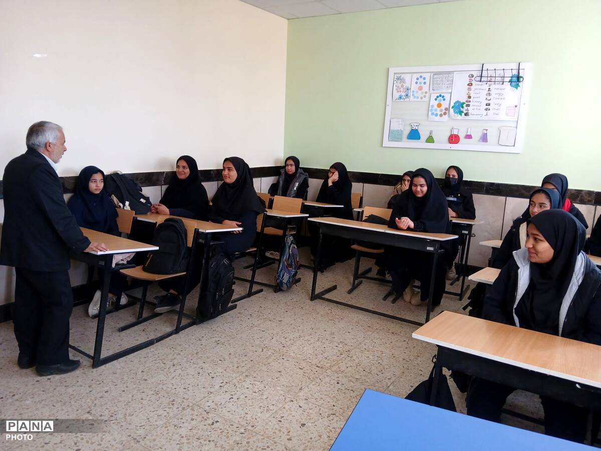 نشست دانش آموزان دبیرستان مادر مهربان خلیل آباد با مشاور اجرایی مدیر آموزش و پرورش