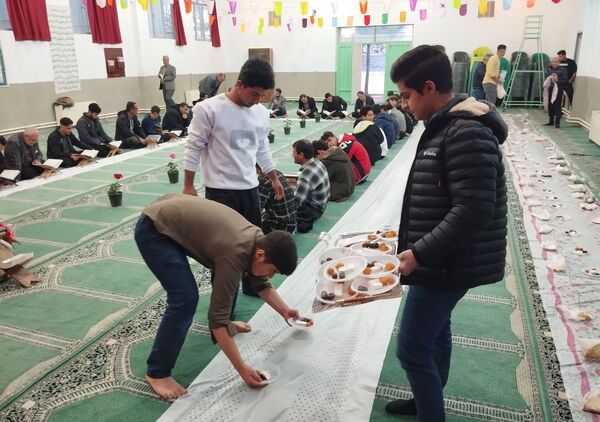   ضیافت افطاری و محفل قرآنی در دبیرستان شهید مطهری شهر حسن آباد جرقویه علیا