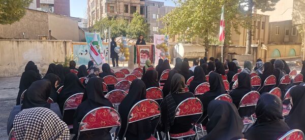 دانش‌آموزان دبیرستان نمونه فضیلت با شوروشوق به استقبال سال تحصیلی جدید رفتند