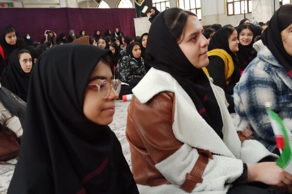 مدرسه شهید لطفی بهارستان‌دو میزبان جشن دهه فجر 