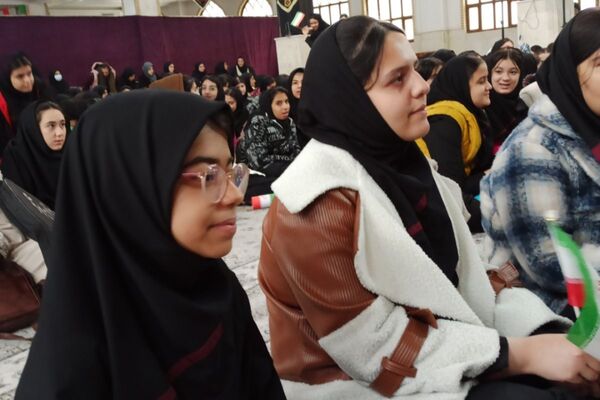 مدرسه شهید لطفی بهارستان‌دو میزبان جشن دهه فجر 
