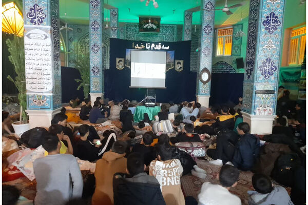 اعتکاف دانش‌آموزان دبیرستان شاهد شهید زرین کلاه شهرستان اقلید در مسجد امام حسین (ع)