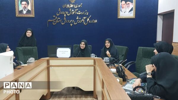 نشست هم‌اندیشی مجمع و شورای دانش‌آموزی دختران استان قم 