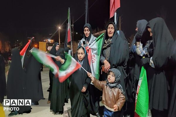 حضور گرم  دهه نودی ها در قلب اجتماعات شهر بار نیشابور