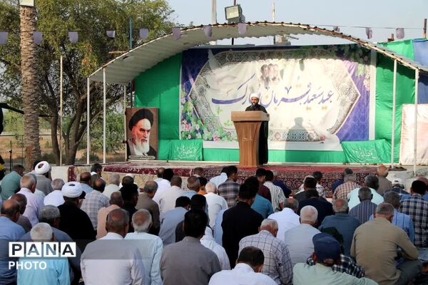 طنین نماز عید قربان در بقعه متبرک امامزاده شاه قطب‌الدین حیدر (ع) رودان