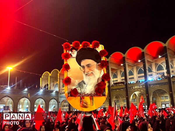 وداع حماسی مردم با شهدای وطن در مصلای تهران