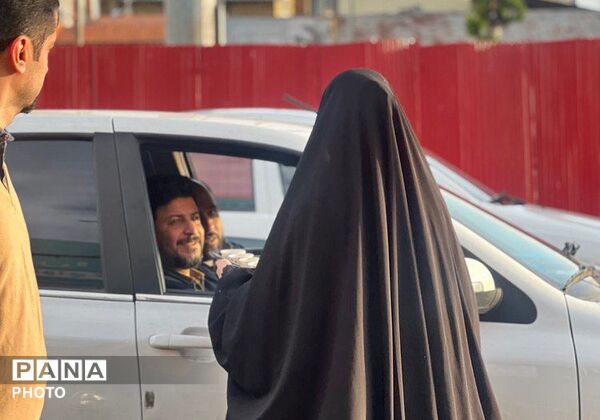 دخترانِ انقلابی پای پرچم ایستاده‌اند