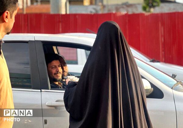 دخترانِ انقلابی پای پرچم ایستاده‌اند