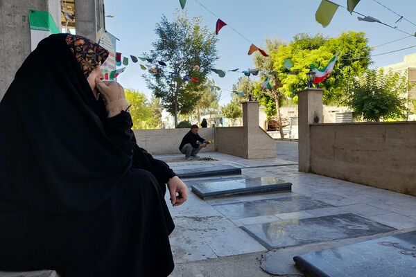 غبارروبی مزار شهدا در امام زاده حسن(ع) نسیم‌شهر