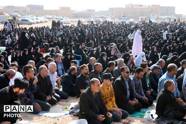 شکوه حضور ابرکوهی‌ها در نماز جماعت عید سعید فطر