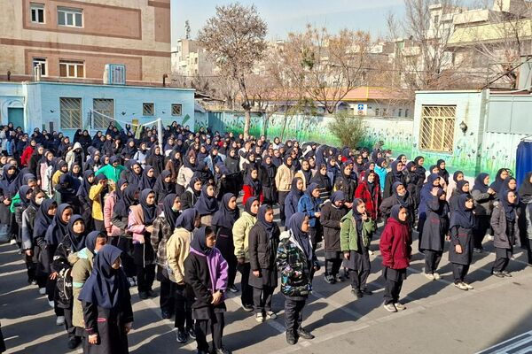 تمرین دانش‌آموزان دبیرستان حضرت ولیعصر (عج) ری یک جهت حضور در برنامه یاوران انقلاب