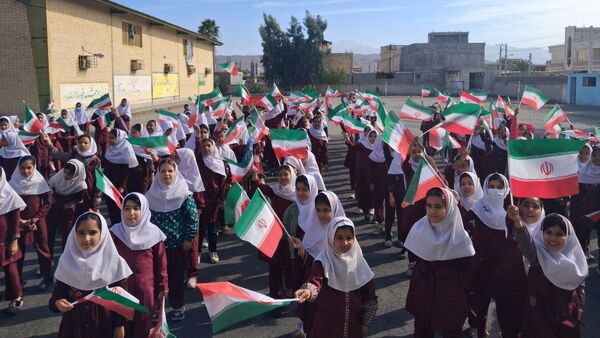 جشن باشکوه دهه فجر و پاسداشت پرچم جمهوری اسلامی در دبستان استقلال حاجی‌آباد